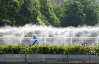 Sprühnebel und schattenspendende Begrünung gegen Hitzewelle.