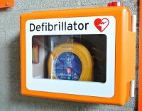 Schulen und BOGESTRA mit Defibrillatoren für den Herznotfall ausstatten.