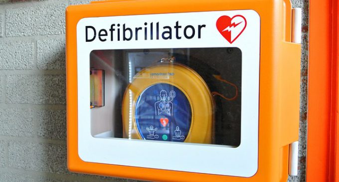 Schulen und BOGESTRA mit Defibrillatoren für den Herznotfall ausstatten.