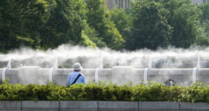 Sprühnebel und schattenspendende Begrünung gegen Hitzewelle.